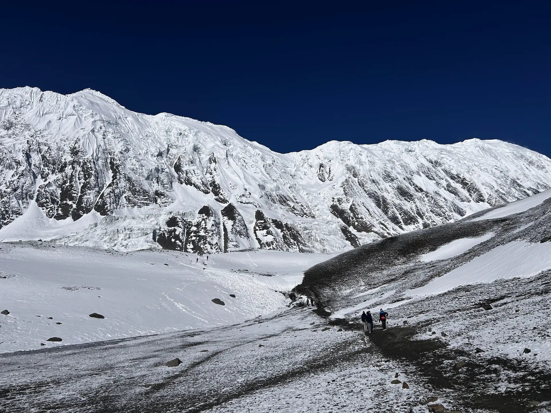 way-to-tilicho-lake-from-tilicho-base-camp.webp